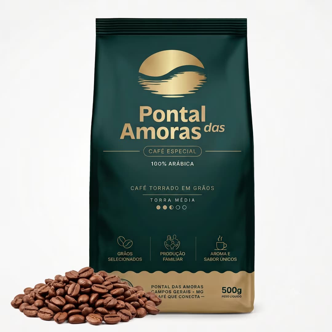 Pacote de 500 g de café Pontal das Amoras torrado em grãos, com grãos torrados ao lado.